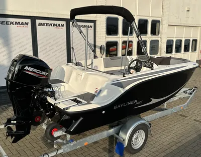 compact boot op trailer voor bedrijfsgebouw