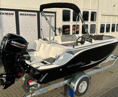 open boot op trailer bij gebouw