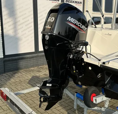 achterzijde boot met buitenboordmotor