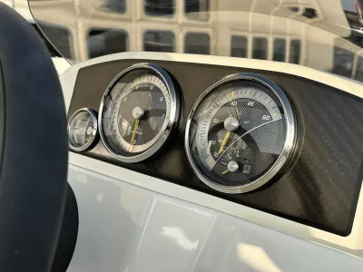 dashboard met meters van boot