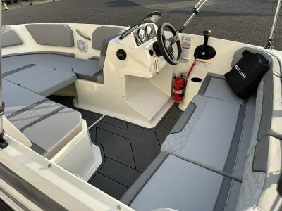 console en zitgedeelte van kleine bowrider