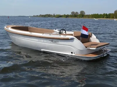 witte motorboot op open water