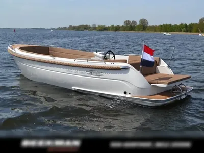 open motorboot op het water