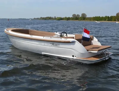 witte motorboot op open water