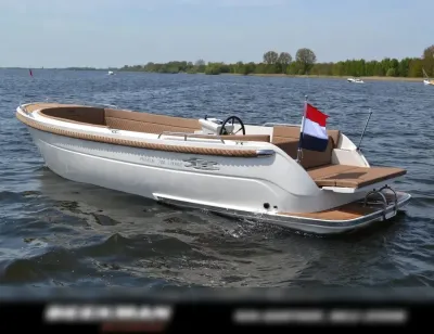 open motorboot op het water