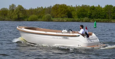 boot op het water met bestuurder