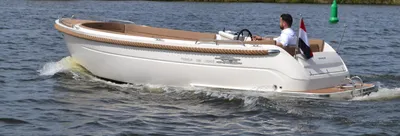 Boot op het water met bestuurder