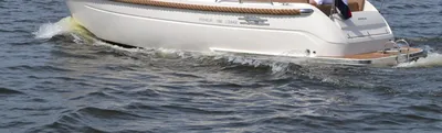 Witte sloep op water met bestuurder