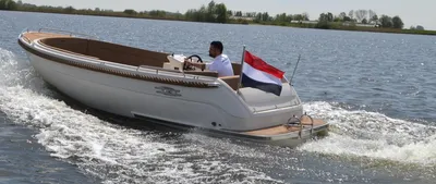 sloep op het water met bestuurder