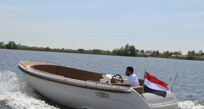 motorboot op open water met vlag