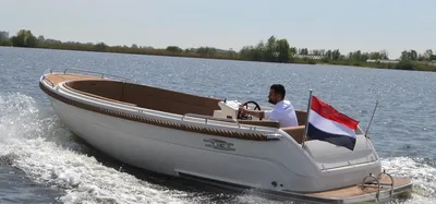 motorboot varend op kalm water