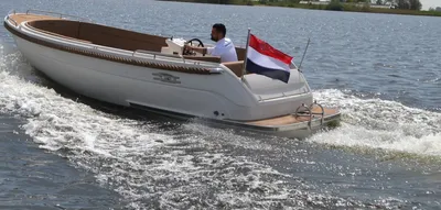 motorboot varend op open water