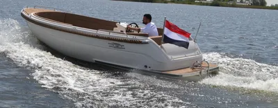 sloep op water met bestuurder