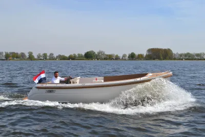 sloep met bestuurder op het water