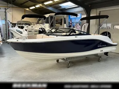 boot in showroom met blauwe romp