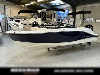 bowrider in binnenshowroom