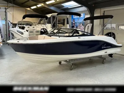 boot in binnenshowroom