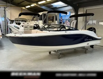 bowrider in binnenshowroom