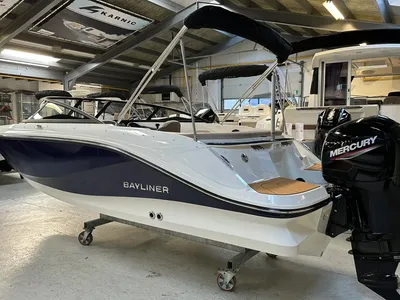 boot in showroom met buitenboordmotor