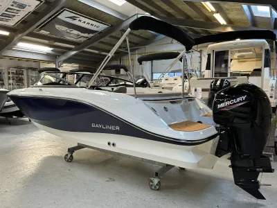 boot in showroom, zijkant en motor zichtbaar