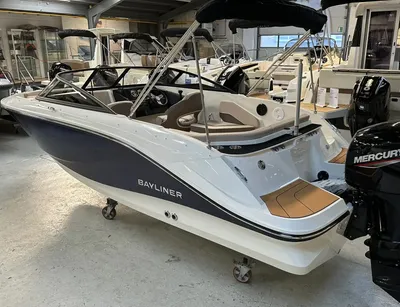 sportieve boot in showroom