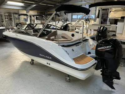 open motorboot in binnenopstelling