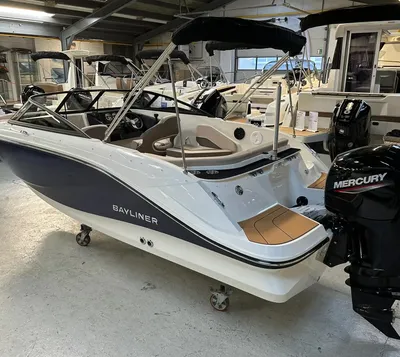 bowrider in binnenshowroom