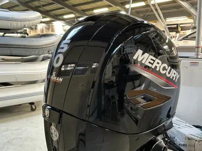 close-up van buitenboordmotor in showroom