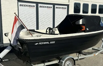 sloep op trailer bij showroom