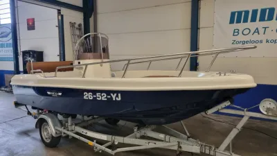 kleine motorboot op trailer in loods