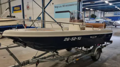 boot op trailer in showroom