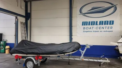 rubberboot op trailer in opslagruimte