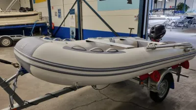 opblaasbare rubberboot op aanhanger in loods