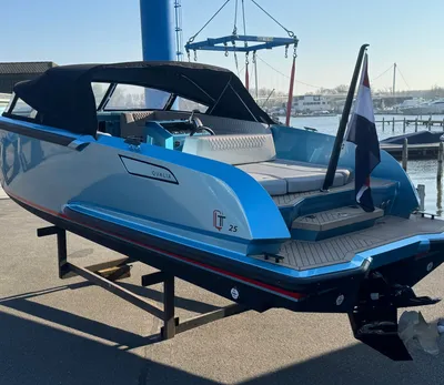 blauwe motorboot op land bij jachthaven