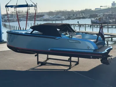 boot op land bij jachthaven