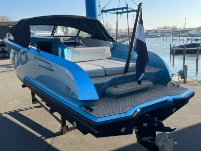 blauwe boot op bok in jachthaven