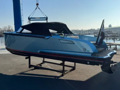 blauwe boot op land bij jachthaven