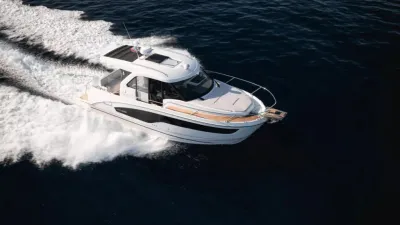 wit motorjacht op open water