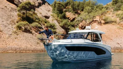 motorboot bij rotsachtige kust met persoon