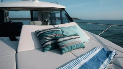 boeg met kussens en gestreepte handdoek