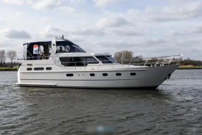 motorjacht op rivier bij bewolkte hemel