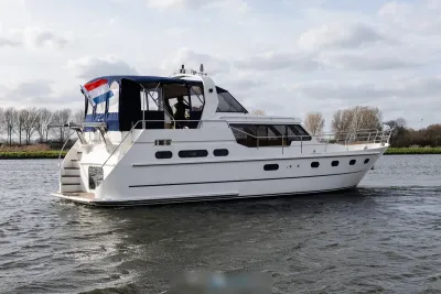 wit motorjacht op water met bewolkte lucht