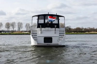 achterzijde van een motorjacht op het water