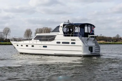 wit motorjacht varend op rivier