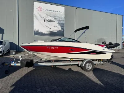 rood-witte speedboot op trailer bij gebouw