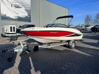 rood-witte boot op trailer in buitenruimte