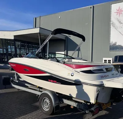 boot op trailer bij bedrijfspand