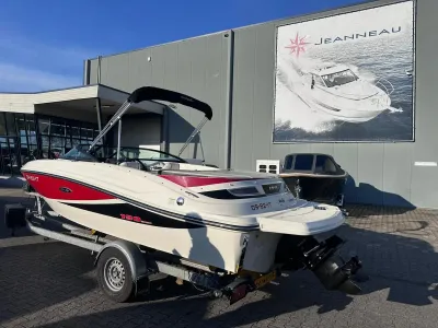 bowrider op trailer voor bedrijfsgebouw