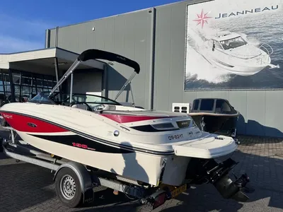 bowrider op aanhanger voor bedrijfspand