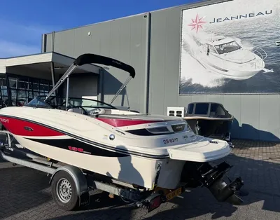 rode-witte boot op trailer bij gebouw